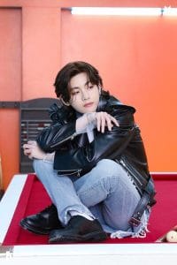 Dr. Martensを着用するbts V©weverse bts公式アカウント